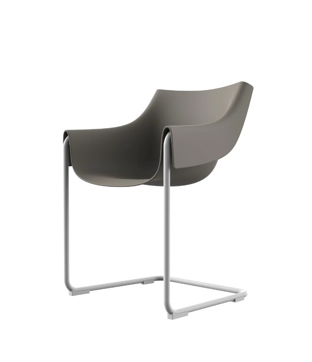 Chaise en porte-à-faux Manta en polyéthylène au design contemporain par Eugeni Quitllet x Vondom Chaise en porte-à-faux Manta en polyéthylène au design contemporain par Eugeni Quitllet x Vondom
