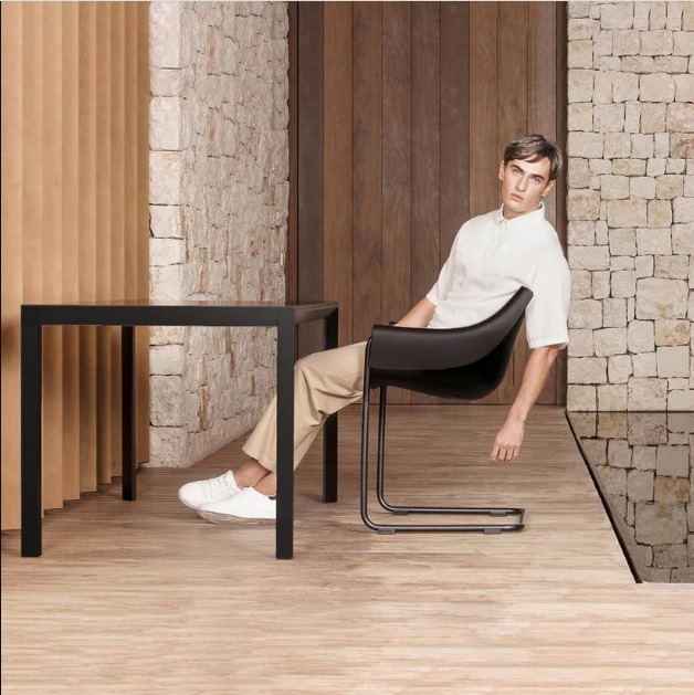 Chaise en porte-à-faux Manta en polyéthylène au design contemporain par Eugeni Quitllet x Vondom Chaise en porte-à-faux Manta en polyéthylène au design contemporain par Eugeni Quitllet x Vondom
