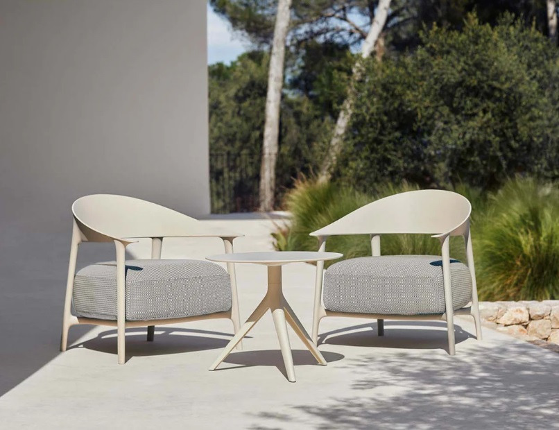 Fauteuil Africa avec coussin en polypropylène au design contemporain par Eugeni Quitllet x Vondom Fauteuil Africa avec coussin en polypropylène au design contemporain par Eugeni Quitllet x Vondom