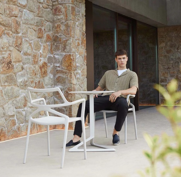 Chaise avec accoudoirs Delta en polypropylène au design contemporain par Jorge Pensi x Vondom Chaise avec accoudoirs Delta en polypropylène au design contemporain par Jorge Pensi x Vondom