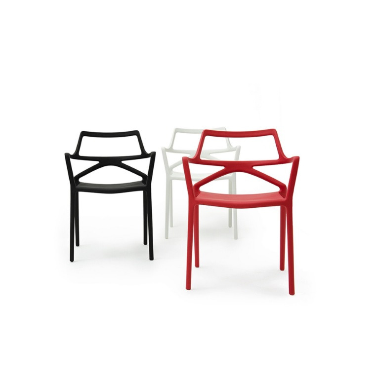 Chaise avec accoudoirs Delta en polypropylène au design contemporain par Jorge Pensi x Vondom Chaise avec accoudoirs Delta en polypropylène au design contemporain par Jorge Pensi x Vondom