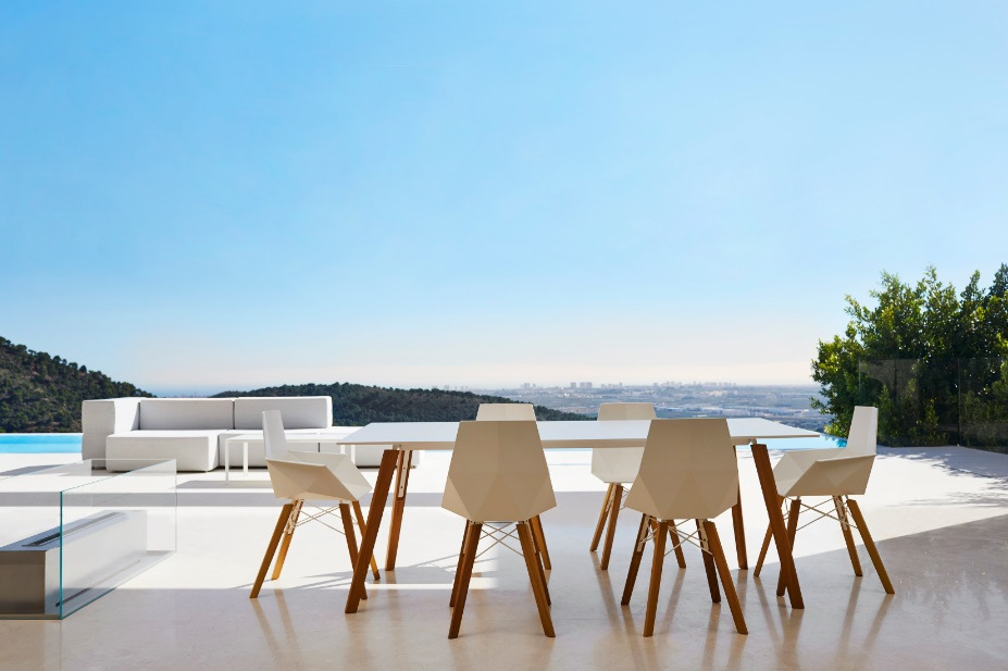 Fauteuil Faz avec pieds en bois en polypropylène au design contemporain par Ramón Esteve x Vondom Fauteuil Faz avec pieds en bois en polypropylène au design contemporain par Ramón Esteve x Vondom
