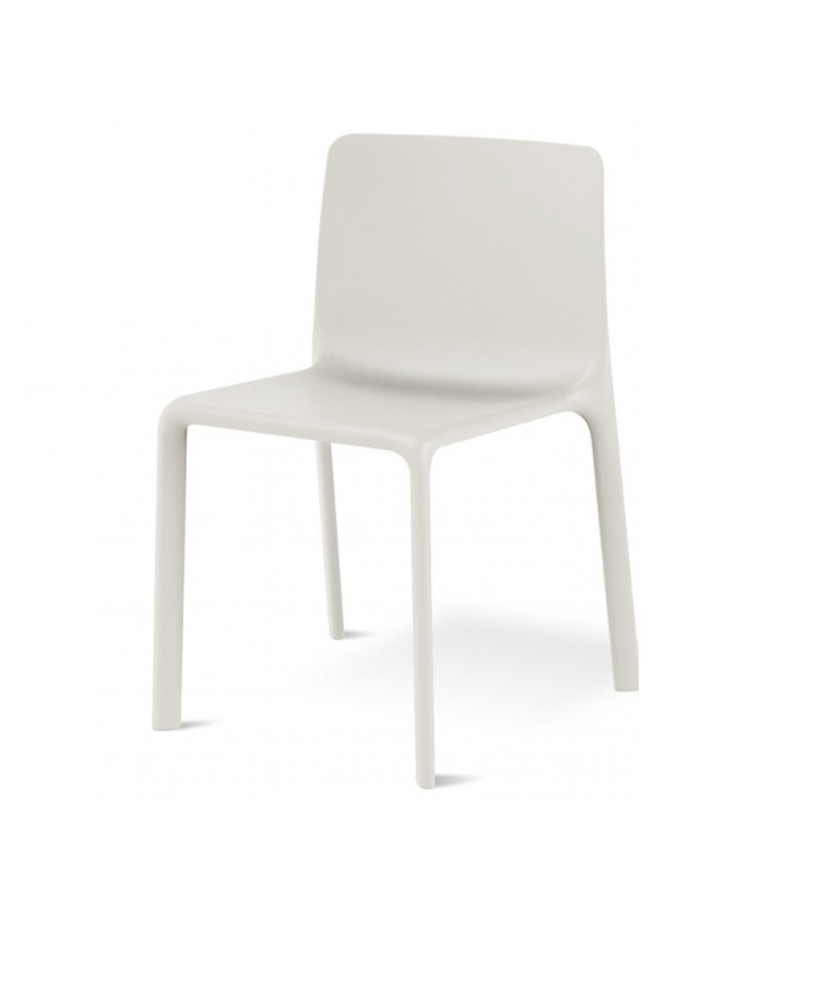 Chaise Kes en polypropylène au design contemporain par Gabriele + Oscar Buratti x Vondom