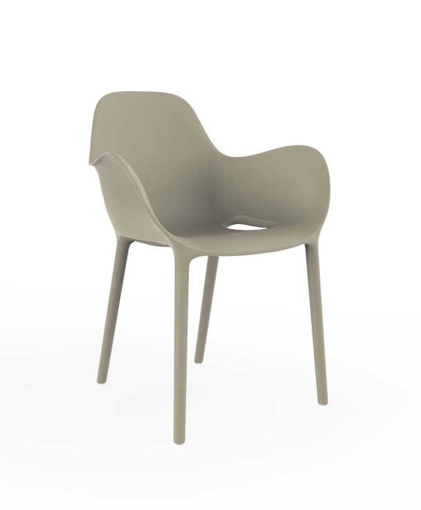 Chaise avec accoudoirs Sabinas en polypropylène au design contemporain par Javier Mariscal x Vondom Chaise avec accoudoirs Sabinas en polypropylène au design contemporain par Javier Mariscal x Vondom