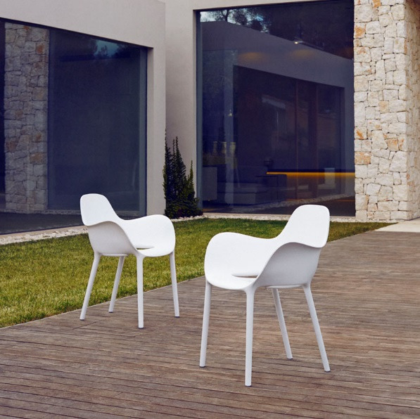 Chaise avec accoudoirs Sabinas en polypropylène au design contemporain par Javier Mariscal x Vondom Chaise avec accoudoirs Sabinas en polypropylène au design contemporain par Javier Mariscal x Vondom