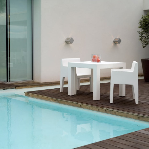 Chaise à accoudoirs Jut en résine de polyéthylène au design contemporain par Studio Vondom x Vondom Chaise à accoudoirs Jut en résine de polyéthylène au design contemporain par Studio Vondom x Vondom