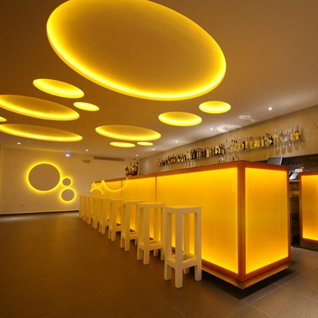 Tabouret de bar Jut en polyéthylène par Studio Vondom x Vondom Tabouret de bar Jut en polyéthylène par Studio Vondom x Vondom