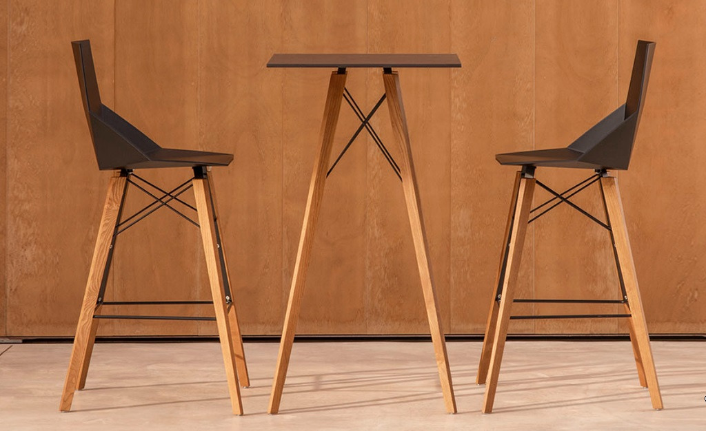 Chaise de bar Faz avec pieds en bois polypropylène au design contemporain par Ramón Esteve x Vondom Chaise de bar Faz avec pieds en bois polypropylène au design contemporain par Ramón Esteve x Vondom