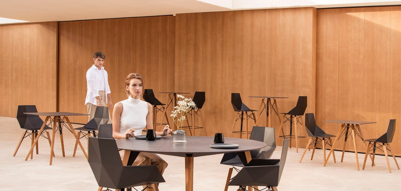 Chaise de bar Faz avec pieds en bois polypropylène au design contemporain par Ramón Esteve x Vondom Chaise de bar Faz avec pieds en bois polypropylène au design contemporain par Ramón Esteve x Vondom