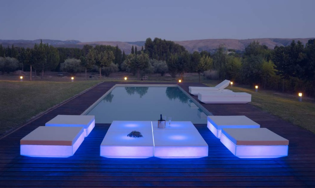 Pouf carré Vela en polyéthylène par Ramón Esteve x Vondom Pouf carré Vela en polyéthylène par Ramón Esteve x Vondom