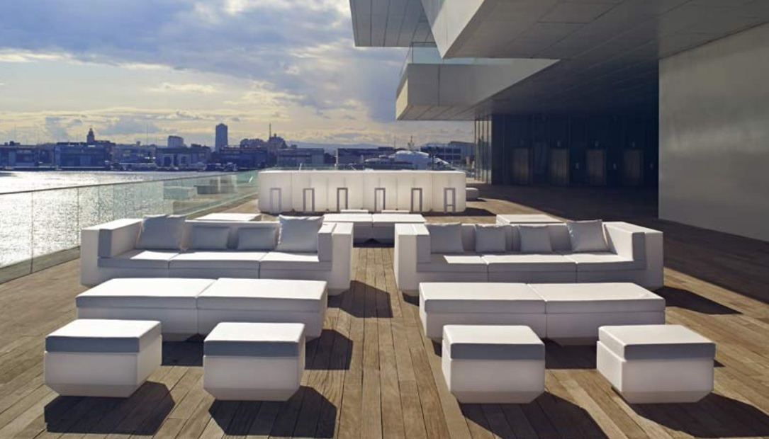 Pouf carré Vela en polyéthylène par Ramón Esteve x Vondom Pouf carré Vela en polyéthylène par Ramón Esteve x Vondom