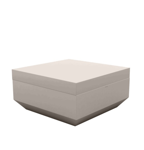Pouf carré Vela en polyéthylène par Ramón Esteve x Vondom Pouf carré Vela en polyéthylène par Ramón Esteve x Vondom