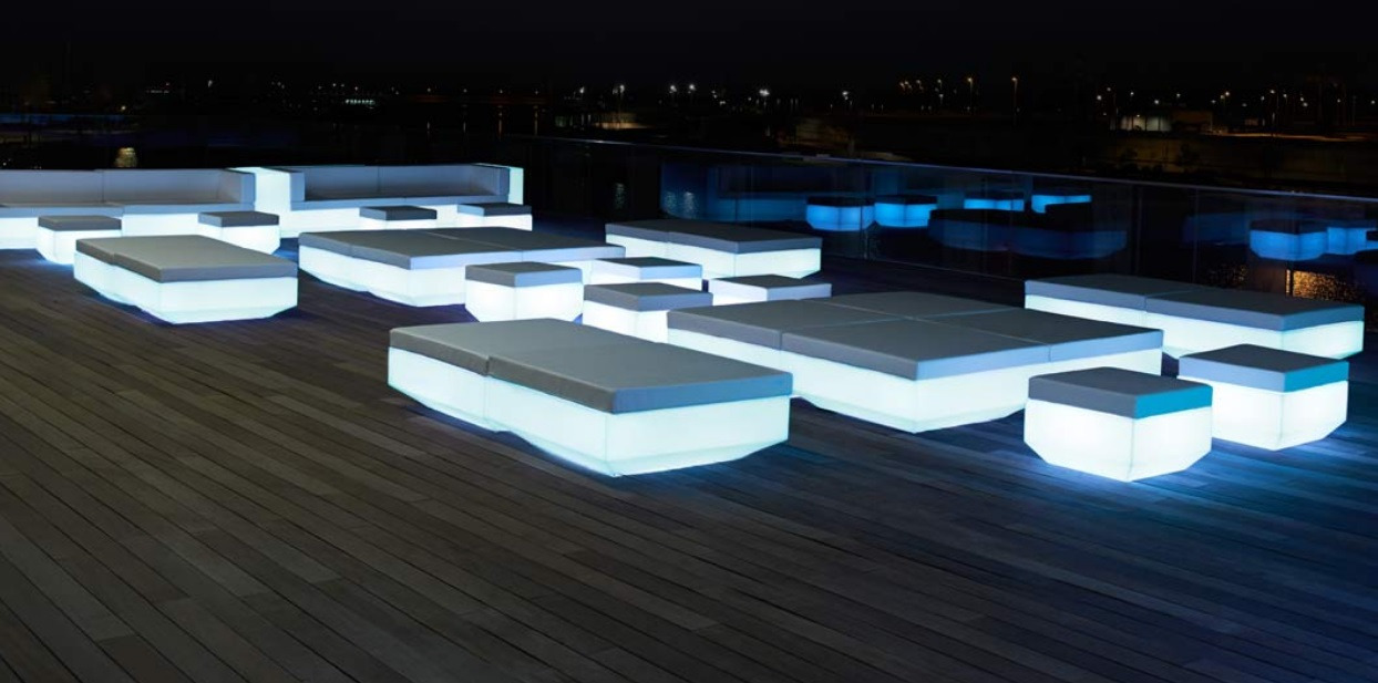 Pouf carré Vela en polyéthylène par Ramón Esteve x Vondom Pouf carré Vela en polyéthylène par Ramón Esteve x Vondom