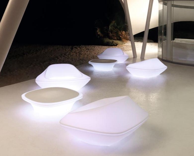Fauteuil Ufo en polyéthylène au design contemporain par Ora Ïto x Vondom Fauteuil Ufo en polyéthylène au design contemporain par Ora Ïto x Vondom