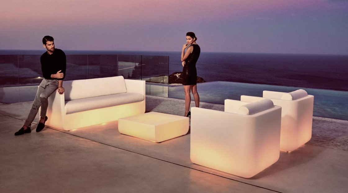 Fauteuil Ulm en polyéthylène au design contemporain par Ramón Esteve x Vondom Fauteuil Ulm en polyéthylène au design contemporain par Ramón Esteve x Vondom