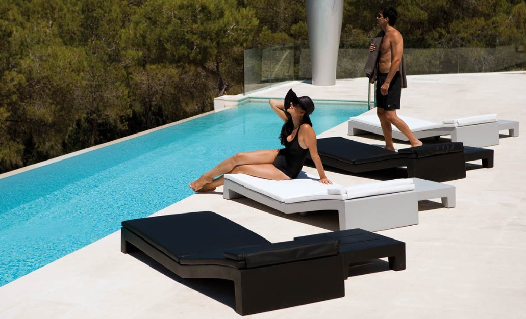 Chaise longue Jut en polyéthylène au design contemporain par Studio Vondom x Vondom Chaise longue Jut en polyéthylène au design contemporain par Studio Vondom x Vondom