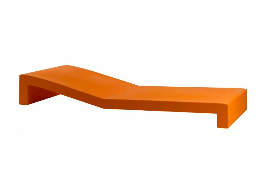 Chaise longue Jut en polyéthylène au design contemporain par Studio Vondom x Vondom Chaise longue Jut en polyéthylène au design contemporain par Studio Vondom x Vondom