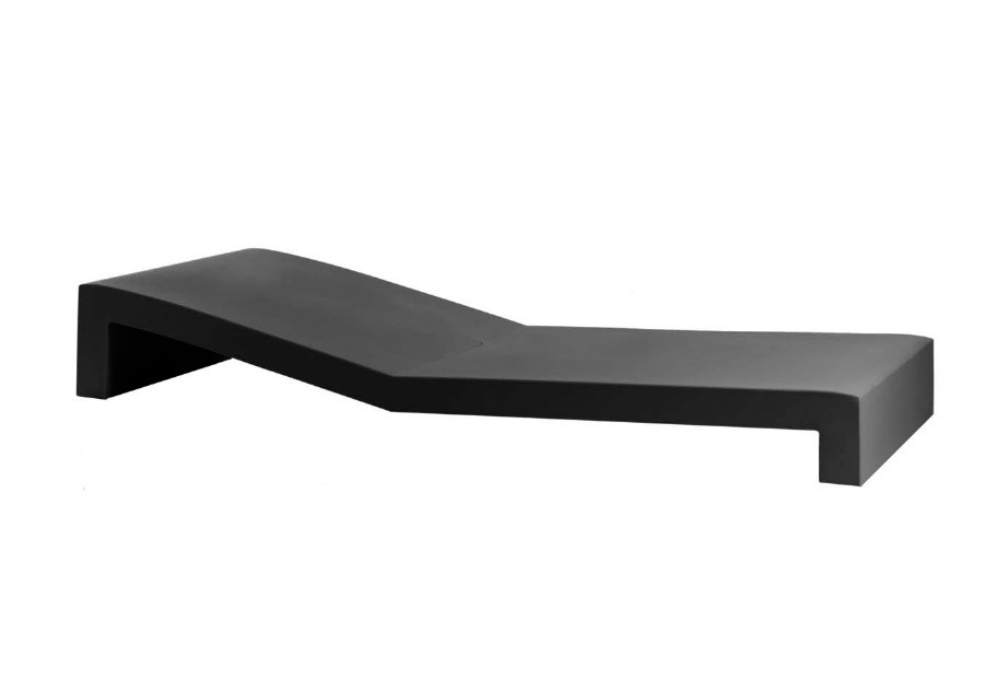 Chaise longue Jut en polyéthylène au design contemporain par Studio Vondom x Vondom Chaise longue Jut en polyéthylène au design contemporain par Studio Vondom x Vondom