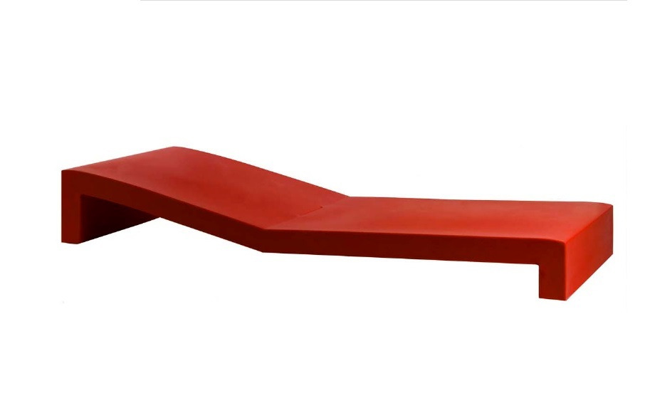 Chaise longue Jut en polyéthylène au design contemporain par Studio Vondom x Vondom Chaise longue Jut en polyéthylène au design contemporain par Studio Vondom x Vondom