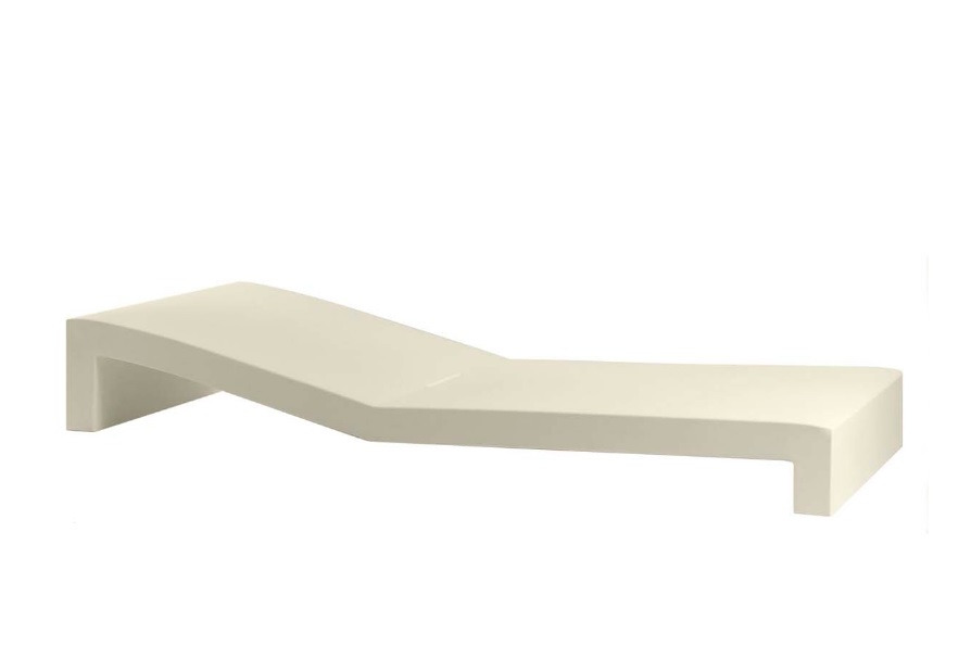 Chaise longue Jut en polyéthylène au design contemporain par Studio Vondom x Vondom Chaise longue Jut en polyéthylène au design contemporain par Studio Vondom x Vondom