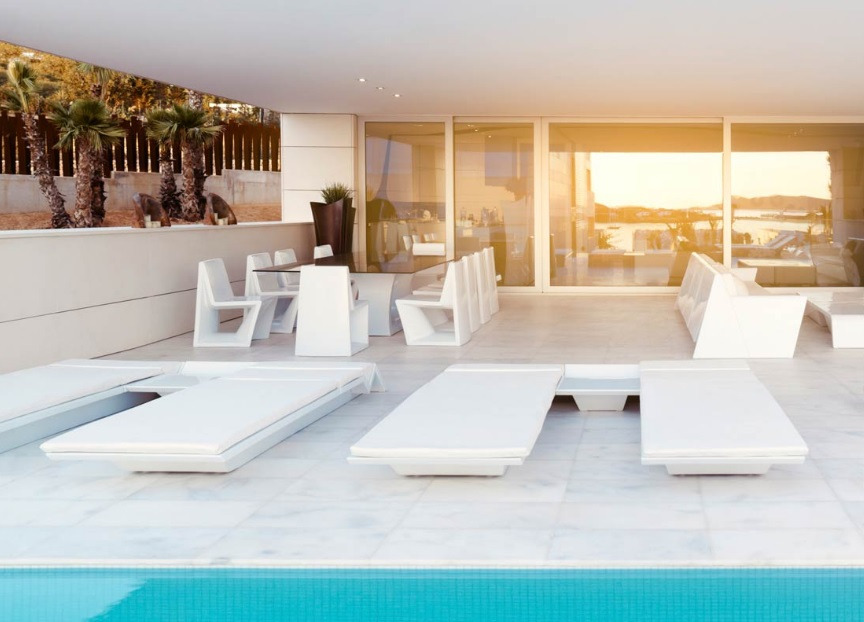 Chaise longue Rest en polyéthylène au design contemporain par A-cero x Vondom Chaise longue Rest en polyéthylène au design contemporain par A-cero x Vondom