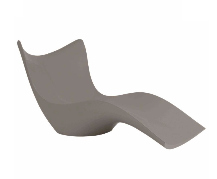 Chaise longue Surf en polyéthylène au design contemporain par Karim Rashid x Vondom Chaise longue Surf en polyéthylène au design contemporain par Karim Rashid x Vondom