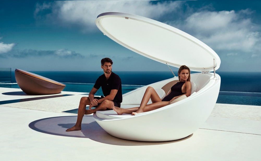 Chaise longue Ulm avec auvent en polyéthylène au design contemporain par Ramón Esteve x Vondom Chaise longue Ulm avec auvent en polyéthylène au design contemporain par Ramón Esteve x Vondom
