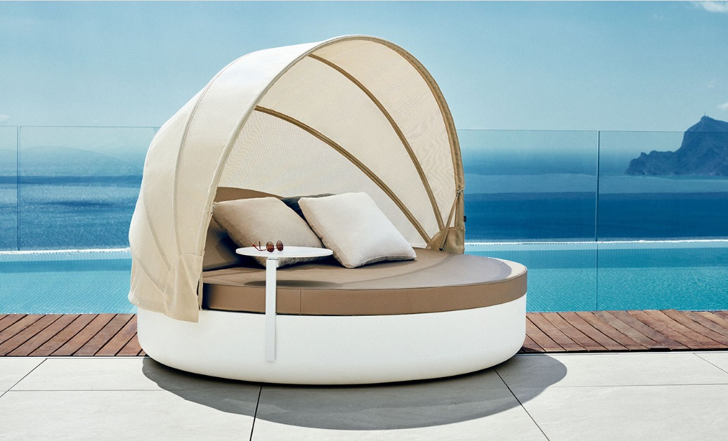 Lit de jardin Ulm avec dossier inclinable et auvent pliant au design contemporain par Ramón Esteve x Vondom Lit de jardin Ulm avec dossier inclinable et auvent pliant au design contemporain par Ramón Esteve x Vondom
