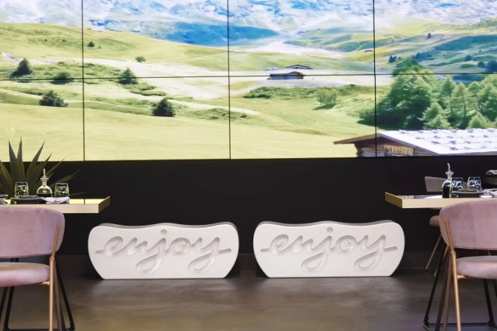 Banc Enjoy en polyéthylène par Adriana Lohmann Giò Colonna Romano x SLIDE Studio Banc Enjoy en polyéthylène par Adriana Lohmann Giò Colonna Romano x SLIDE Studio