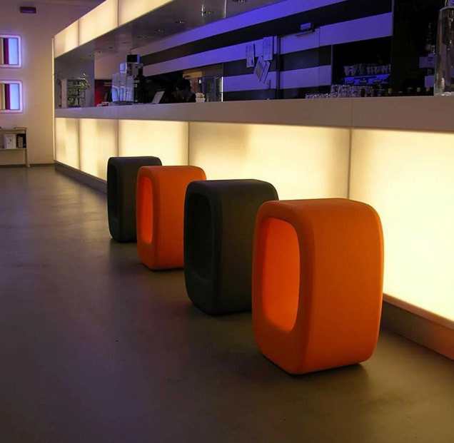 Tabouret haut Lazy Bones en polyéthylène par Barnaby Gunning x SLIDE Studio Tabouret haut Lazy Bones en polyéthylène par Barnaby Gunning x SLIDE Studio