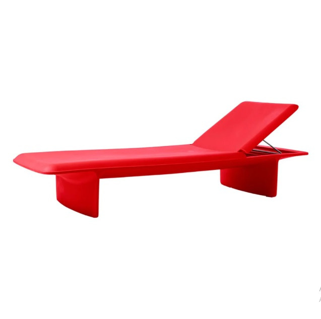 Chaise longue Ponente en polyéthylène par Venezia Studio x SLIDE Studio Chaise longue Ponente rouge _ Otoko Design