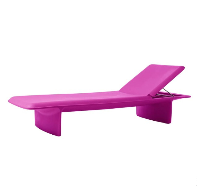 Chaise longue Ponente en polyéthylène par Venezia Studio x SLIDE Studio Chaise longue Ponente fuschia _ Otoko Design