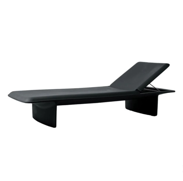 Chaise longue Ponente en polyéthylène par Venezia Studio x SLIDE Studio Chaise longue Ponente en polyéthylène par Venezia Studio x SLIDE Studio