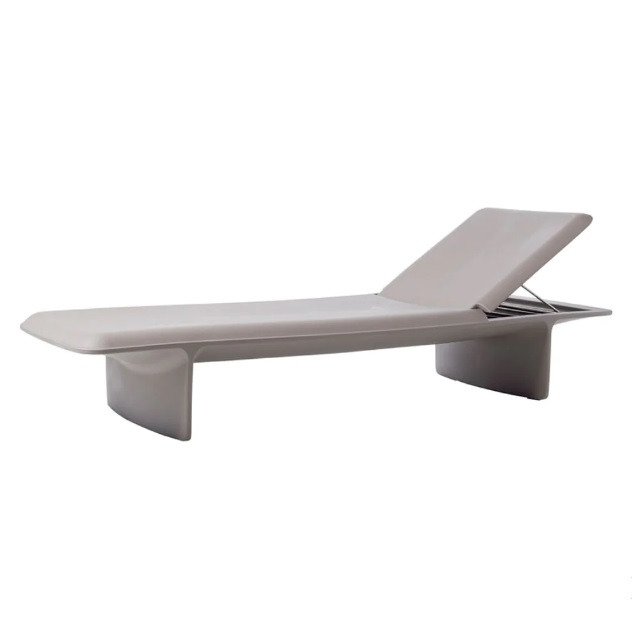 Chaise longue Ponente en polyéthylène par Venezia Studio x SLIDE Studio Chaise longue Ponente gris clair _ Otoko Design