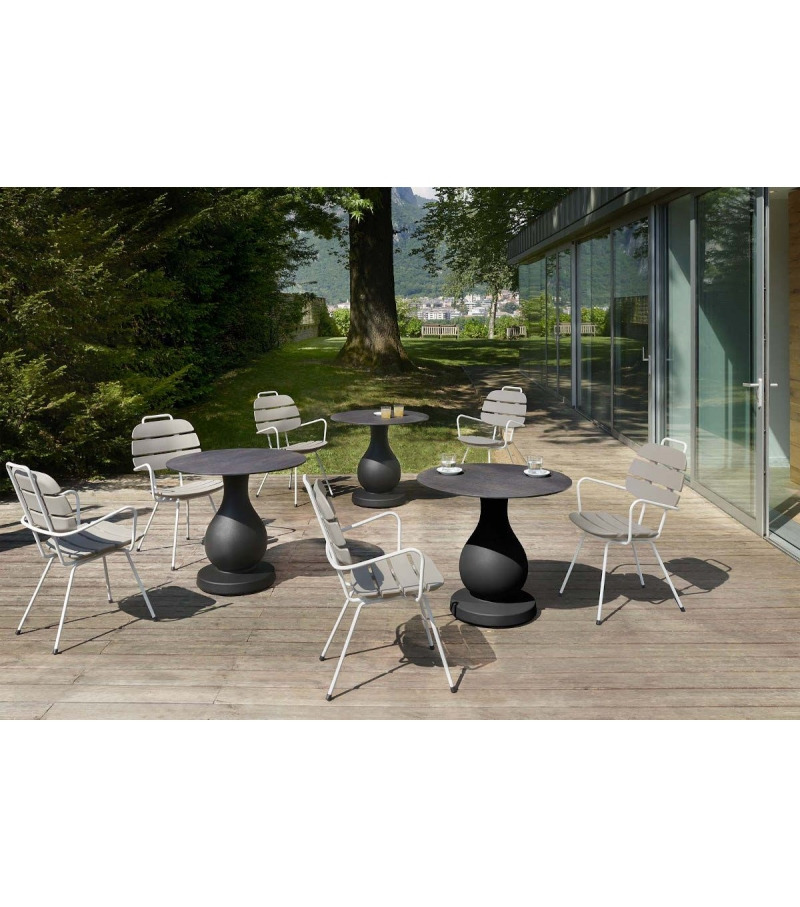 Chaise avec accoudoirs Ribs en polyéthylène par Paola Navone OTTO Studio x SLIDE Studio Chaise avec accoudoirs Ribs en polyéthylène par Paola Navone OTTO Studio x SLIDE Studio