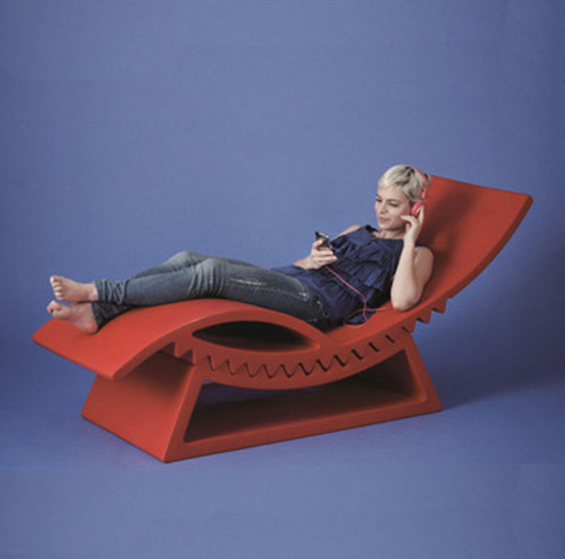 Chaise longue Tic Tac en polyéthylène par Marco Acerbis x SLIDE Studio Chaise longue Tic Tac en polyéthylène par Marco Acerbis x SLIDE Studio