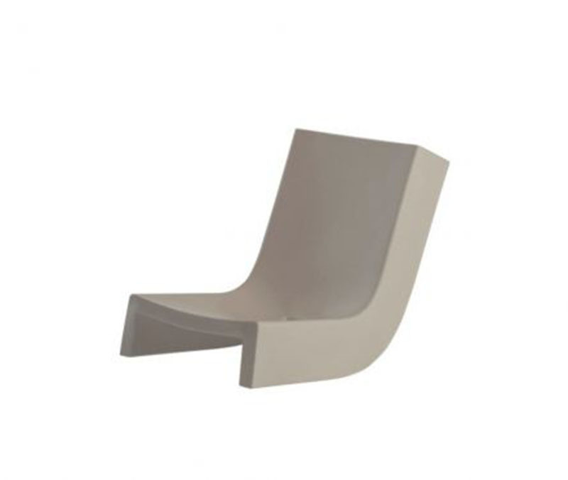 Chaise longue à bascule Twist en polyéthylène par Prospero Rasulo x SLIDE Studio Chaise longue à bascule Twist en polyéthylène par Prospero Rasulo x SLIDE Studio