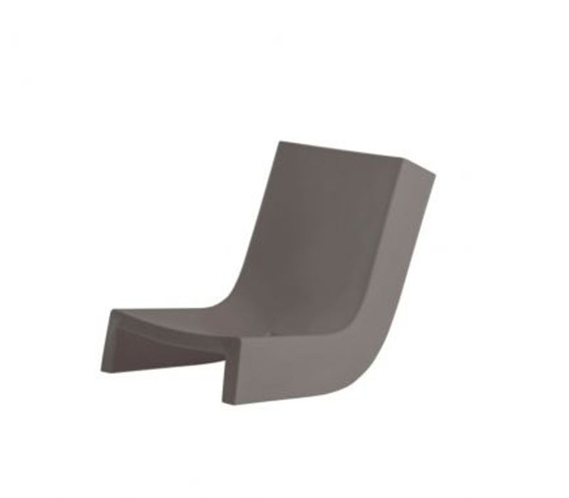 Chaise longue à bascule Twist en polyéthylène par Prospero Rasulo x SLIDE Studio Chaise longue à bascule Twist en polyéthylène par Prospero Rasulo x SLIDE Studio