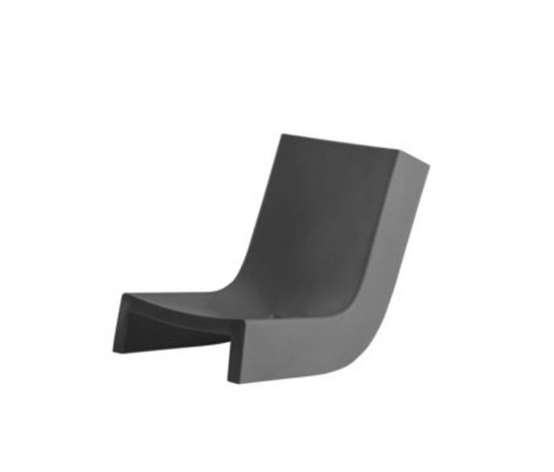 Chaise longue à bascule Twist en polyéthylène par Prospero Rasulo x SLIDE Studio Chaise longue à bascule Twist en polyéthylène par Prospero Rasulo x SLIDE Studio