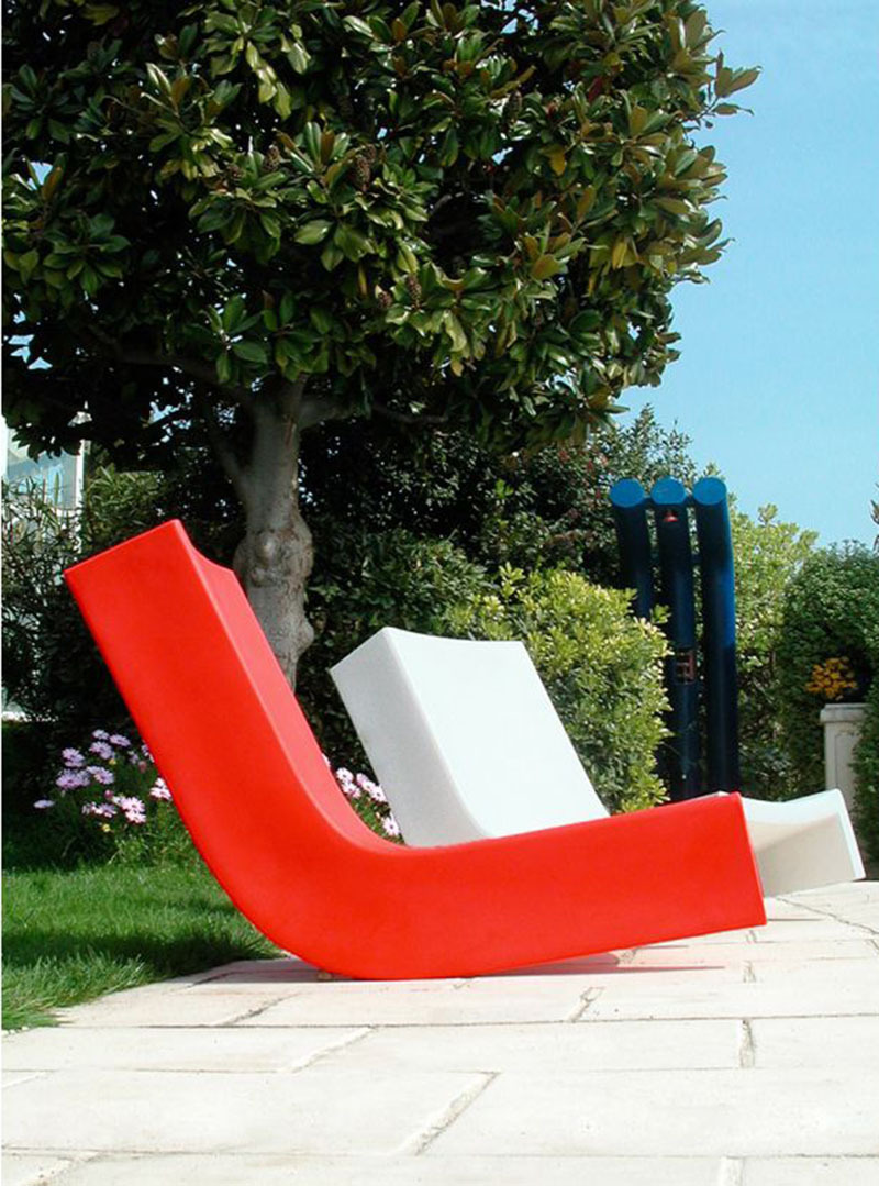 Chaise longue à bascule Twist en polyéthylène par Prospero Rasulo x SLIDE Studio Chaise longue à bascule Twist en polyéthylène par Prospero Rasulo x SLIDE Studio