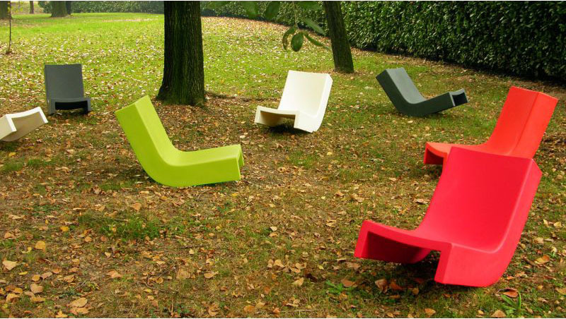 Chaise longue à bascule Twist en polyéthylène par Prospero Rasulo x SLIDE Studio Chaise longue à bascule Twist en polyéthylène par Prospero Rasulo x SLIDE Studio
