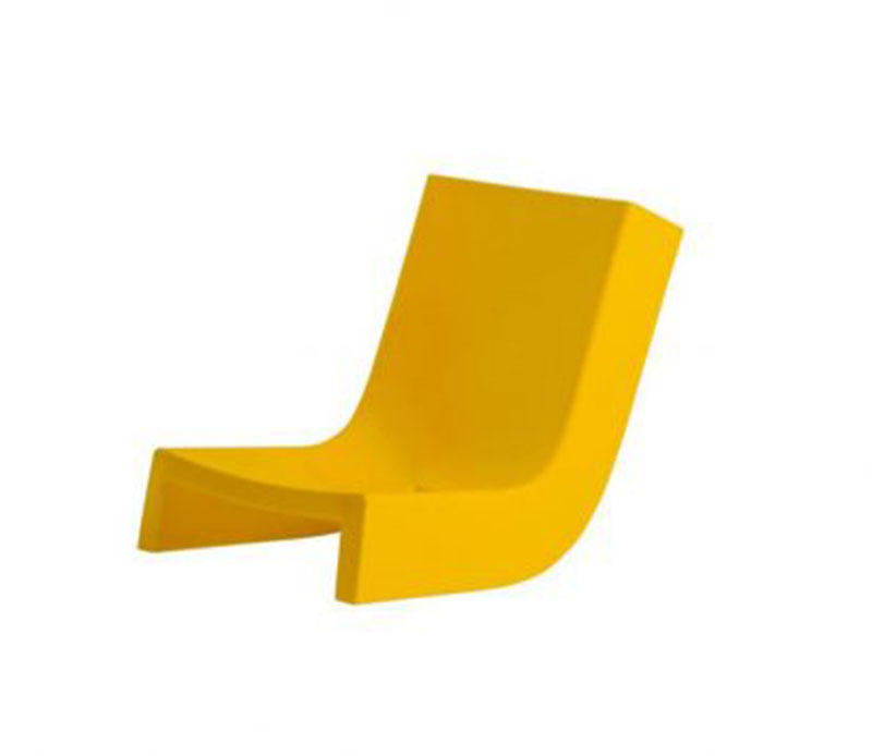 Chaise longue à bascule Twist en polyéthylène par Prospero Rasulo x SLIDE Studio Chaise longue à bascule Twist en polyéthylène par Prospero Rasulo x SLIDE Studio
