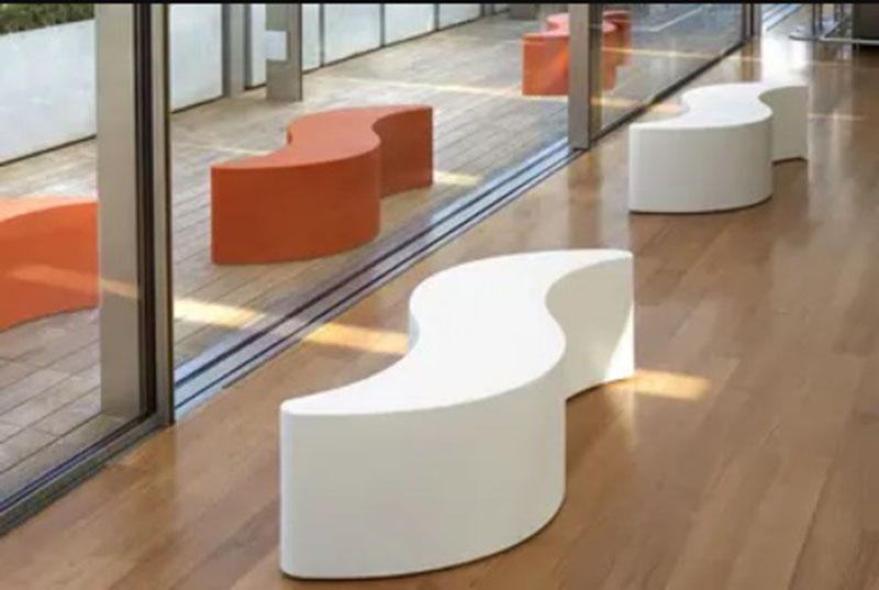 Banc Wave en polyéthylène par Giò Colonna Romano x SLIDE Studio Banc Wave en polyéthylène par Giò Colonna Romano x SLIDE Studio