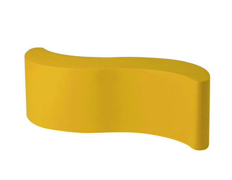 Banc Wave en polyéthylène par Giò Colonna Romano x SLIDE Studio Banc Wave en polyéthylène par Giò Colonna Romano x SLIDE Studio