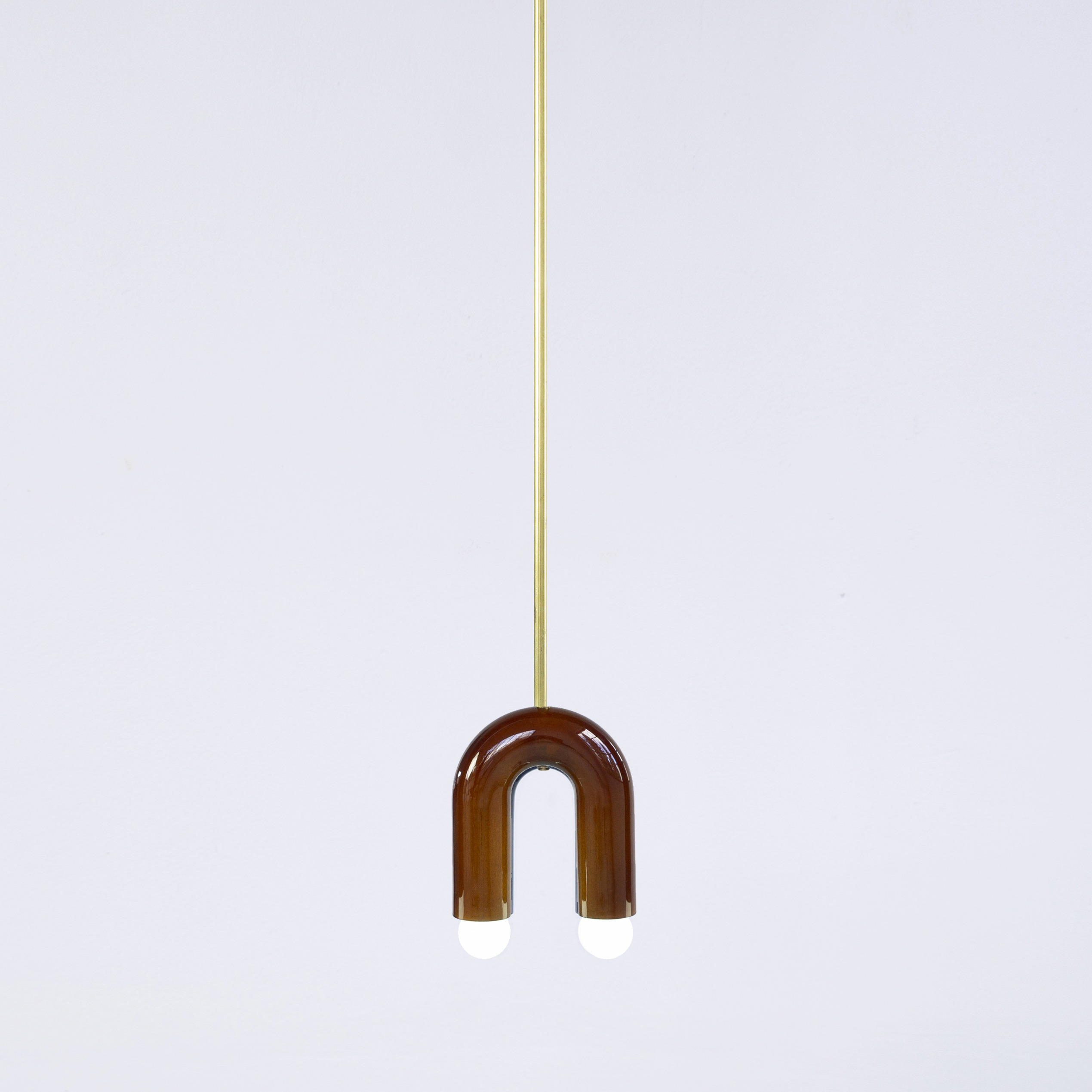 Suspension TRN light A1 en céramique et laiton par Magda Jurek Suspension TRN light A1 en céramique et laiton par Magda Jurek