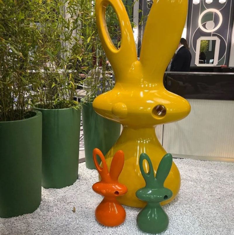 Sculpture Cosmo Bunny en polyéthylène par Aki Kuroda x SLIDE Studio Sculpture Cosmo Bunny en polyéthylène par Aki Kuroda x SLIDE Studio