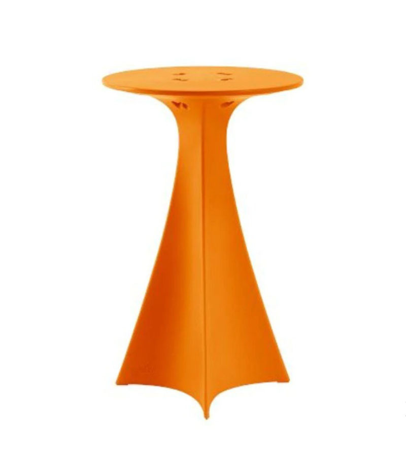Table Haute Jet en polyéthylène par Karim Rashid x SLIDE Studio Table Haute Jet en polyéthylène par Karim Rashid x SLIDE Studio