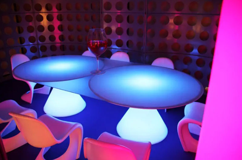 Table ED en polyéthylène par Guglielmo Berchicci x SLIDE Studio Table ED en polyéthylène par Guglielmo Berchicci x SLIDE Studio