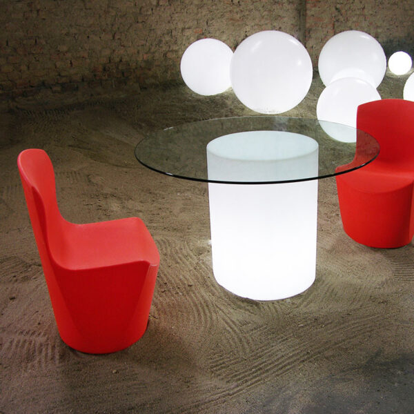 Table Arthur en polyéthylène par SLIDE Studio x SLIDE Studio