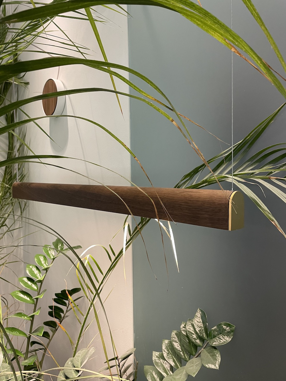 Suspension en bois Curve Led avec finition or 24K au design scandinave par Tunto Suspension en bois Curve Led avec finition or 24K au design scandinave par Tunto